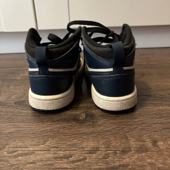 Jordan 1 Mid in "Armory Navy" - Picture 3 of 4